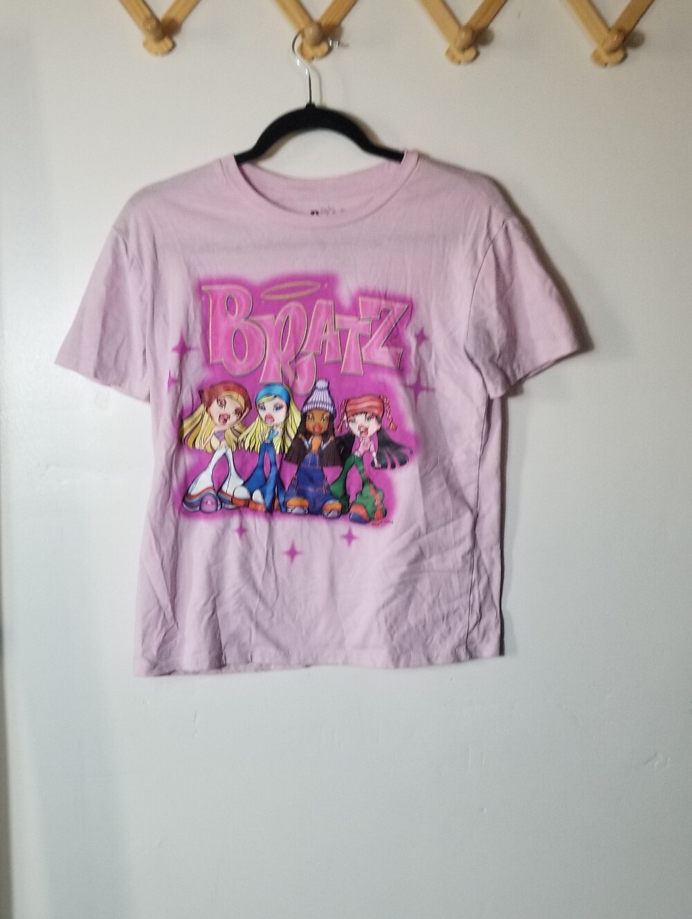 BRATZ WOMEN'S PINK GRAPHIC TEE SIZE MEDIUM